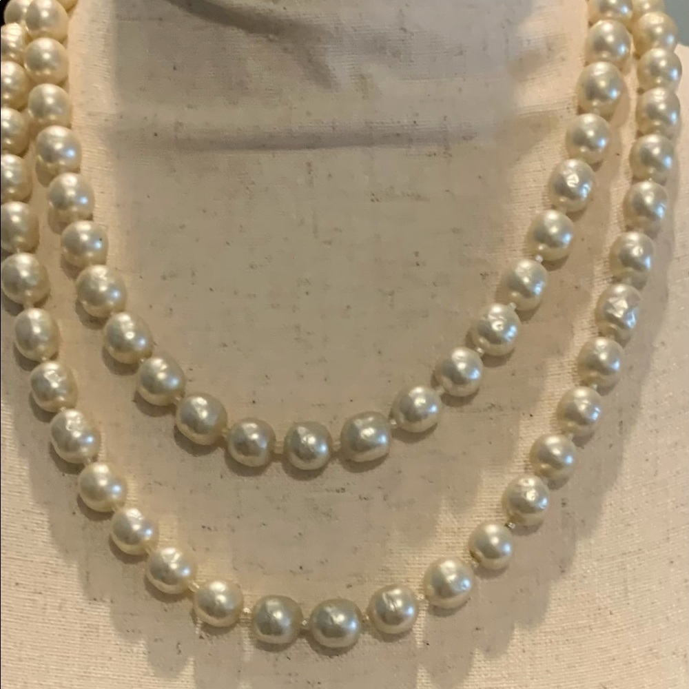 VINTAGE VERY LONG PEARLS. EXCELLENT CONDITION.